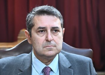 Διασωληνωμένος στη ΜΕΘ με εγκεφαλικό ανεύρυσμα ο Γιώργος Μυλωνάκης – Λιποθύμησε στο Μαξίμου