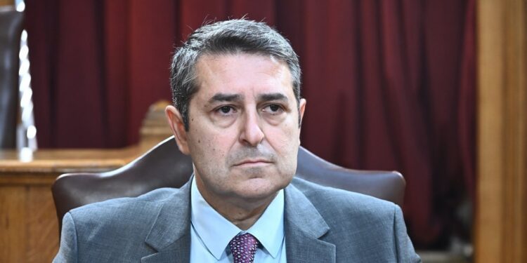 Διασωληνωμένος στη ΜΕΘ με εγκεφαλικό ανεύρυσμα ο Γιώργος Μυλωνάκης – Λιποθύμησε στο Μαξίμου