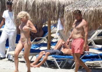 “Θεά” η Ελένη Μενεγάκη: Με μπικίνι και λουλούδι στα μαλλιά