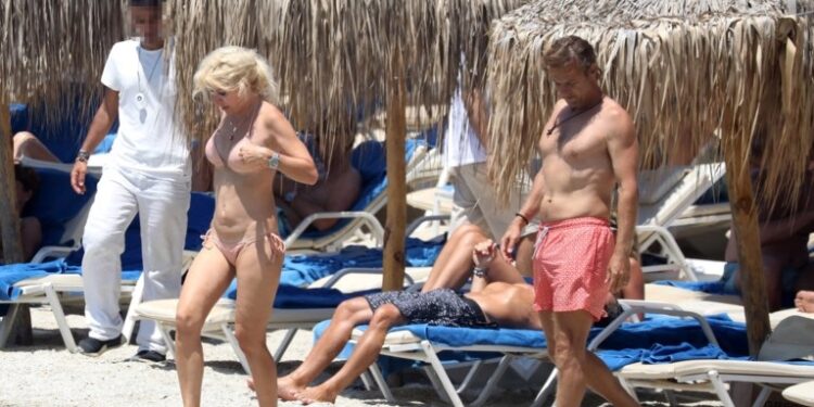 “Θεά” η Ελένη Μενεγάκη: Με μπικίνι και λουλούδι στα μαλλιά