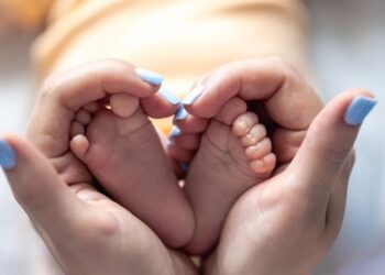 Ανοίγει το πρόγραμμα «Νταντάδες της γειτονιάς» – Ποιοι δικαιούνται 500 ευρώ