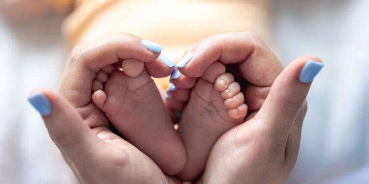 Ανοίγει το πρόγραμμα «Νταντάδες της γειτονιάς» – Ποιοι δικαιούνται 500 ευρώ