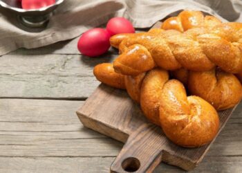 Όλα τα μυστικά για φανταστικά πασχαλινά κουλούρια – Πώς θα βγουν αφράτα και τραγανά