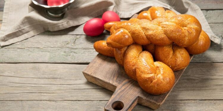 Όλα τα μυστικά για φανταστικά πασχαλινά κουλούρια – Πώς θα βγουν αφράτα και τραγανά
