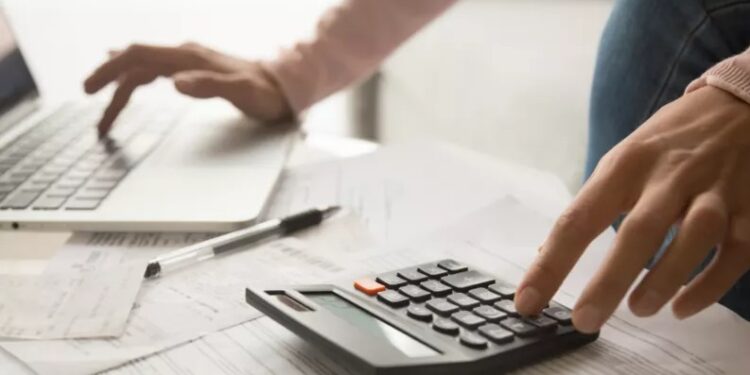 Πώς να ρυθμίσετε τις οφειλές σας σε 72 δόσεις – Δεύτερη ευκαιρία για χρέη σε ΑΑΔΕ και ΕΦΚΑ