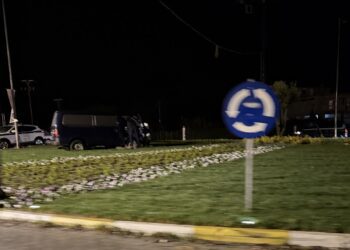 Αριδαία: Φορτηγάκι «καρφώθηκε» στον κόμβο