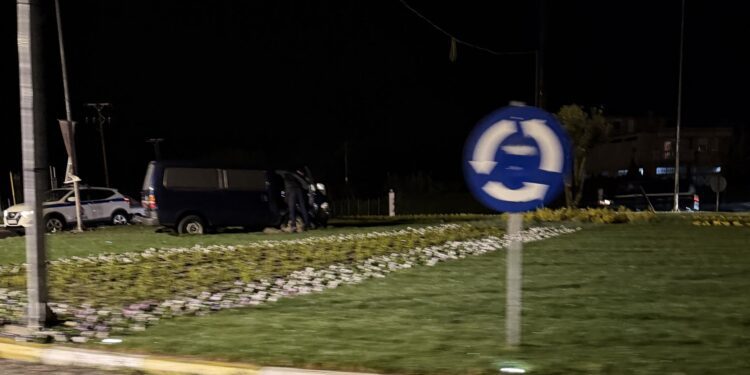 Αριδαία: Φορτηγάκι «καρφώθηκε» στον κόμβο