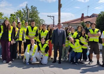 Μαθητές του 3ου ΓΕΛ Γιαννιτσών: Μια σπουδαία εθελοντική δράση καθαρισμού πινακίδων που δίνει το παράδειγμα