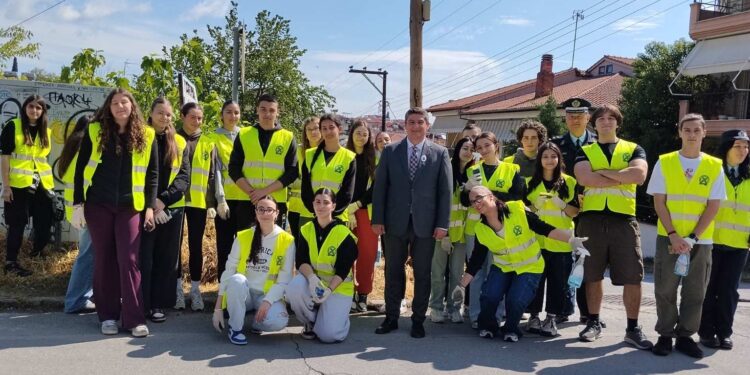 Μαθητές του 3ου ΓΕΛ Γιαννιτσών: Μια σπουδαία εθελοντική δράση καθαρισμού πινακίδων που δίνει το παράδειγμα