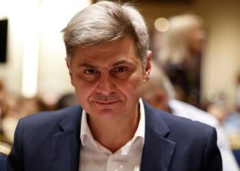 Τη συμπόρευσή του με το ΠΑΣΟΚ ανακοίνωσε ο Νικόλας Φαραντούρης