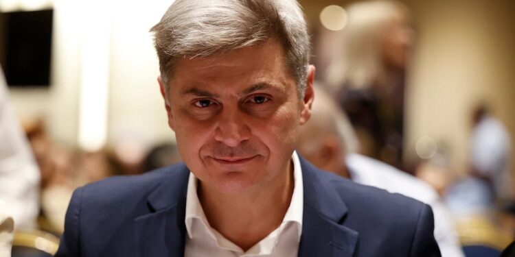 Τη συμπόρευσή του με το ΠΑΣΟΚ ανακοίνωσε ο Νικόλας Φαραντούρης