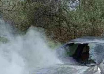 Τρόμος για οικογένεια: Το αυτοκίνητό τους έπιασε φωτιά εν κινήσει