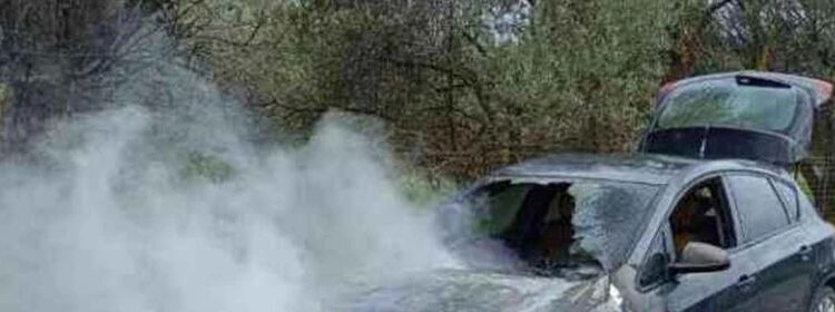 Τρόμος για οικογένεια: Το αυτοκίνητό τους έπιασε φωτιά εν κινήσει