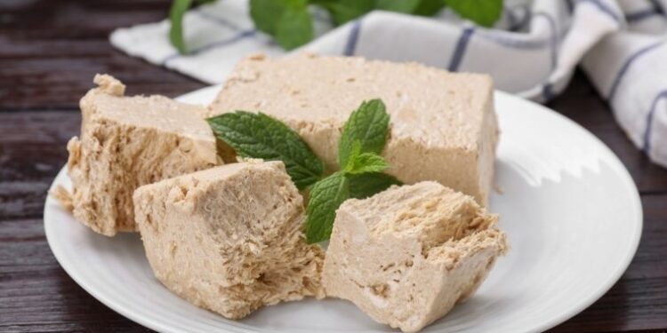 Χαλβάς: Διατροφική αξία, τα οφέλη για τον οργανισμό και πότε γίνεται θερμιδική “βόμβα”