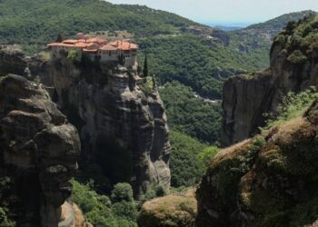 Νεκρή γυναίκα στα Μετέωρα: Έπεσε από βράχο – Το σοκαριστικό βίντεο