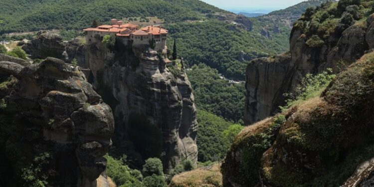 Νεκρή γυναίκα στα Μετέωρα: Έπεσε από βράχο – Το σοκαριστικό βίντεο