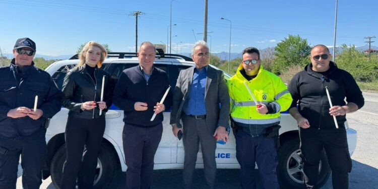 Μοίρασε λαμπάδες και πασχαλινά αυγά η Ένωση Αστυνομικών Πέλλας