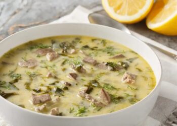 Συνταγή για παραδοσιακή μαγειρίτσα για το βράδυ της Ανάστασης