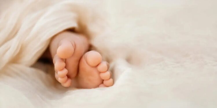 Τρεις μήνες έκαιγαν, δάγκωναν και χτύπαγαν το 10 μηνών βρέφος – «Φοβόμουν τον σύντροφό μου», λέει η μητέρα του