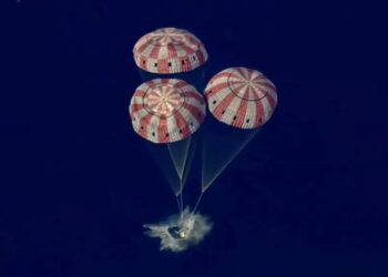 Artemis II: Επέστρεψαν στην γη οι 4 αστροναύτες μετά το ιστορικό ταξίδι στη Σελήνη