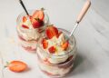 Πως θα φτιάξετε εύκολο cheesecake φράουλας σε ποτήρι