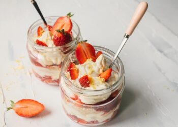 Πως θα φτιάξετε εύκολο cheesecake φράουλας σε ποτήρι