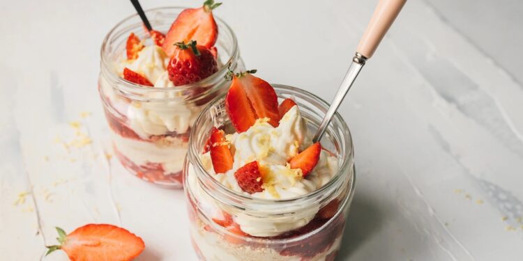 Πως θα φτιάξετε εύκολο cheesecake φράουλας σε ποτήρι