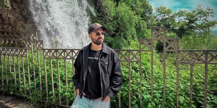 Ο Ηλίας Βρεττός πόζαρε μπροστά στους εντυπωσιακούς καταρράκτες της Έδεσσας