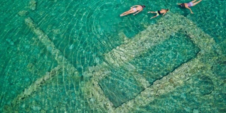 Η κρυφή βυθισμένη πόλη στην Πελοπόννησο που αξίζει να δεις έστω μία φορά