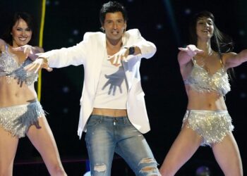 Eurovision: Όταν ο Σάκης Ρουβάς το 2004 «εκτόπισε» τον νικητή του Eurostar και ξετρέλανε την Ευρώπη με το «Shake it»