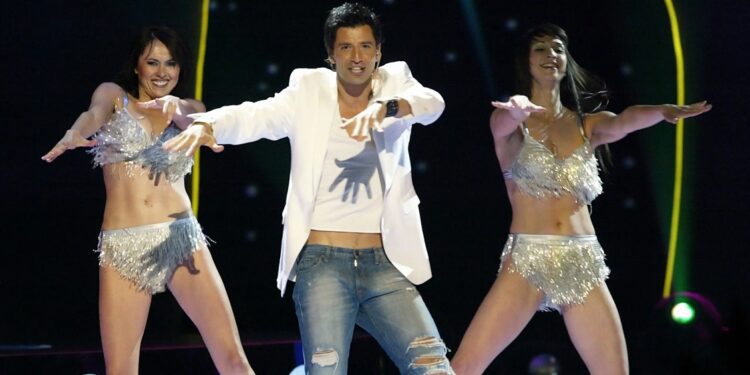 Eurovision: Όταν ο Σάκης Ρουβάς το 2004 «εκτόπισε» τον νικητή του Eurostar και ξετρέλανε την Ευρώπη με το «Shake it»