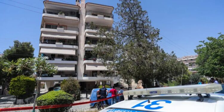 Ηλιούπολη: Οι 17χρονες άφησαν σημείωμα πριν πέσουν πιασμένες χέρι-χέρι στο κενό – «Συγγνώμη, σας αγαπάμε πολύ»