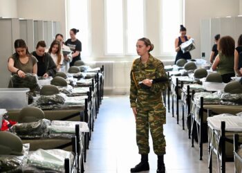 Προβληματισμός στο υπουργείο Άμυνας από τις πρώτες αναβολές γυναικών που κατατάχθηκαν προ ημερών εθελοντικά στον Στρατό