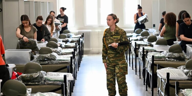 Προβληματισμός στο υπουργείο Άμυνας από τις πρώτες αναβολές γυναικών που κατατάχθηκαν προ ημερών εθελοντικά στον Στρατό