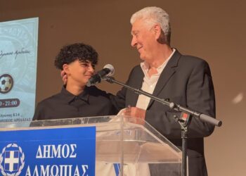 Συγκίνηση στην εκδήλωση για τον Αντώνη Μήνου – Νεαρός ποδοσφαιριστής του Αλμωπού του χάρισε τη φανέλα της ομάδας