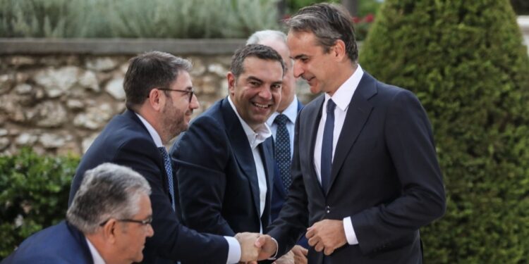 Τα μηνύματα των δημοσκοπήσεων: Σταθερά πρώτη η ΝΔ – Προβάδισμα Τσίπρα για τη δεύτερη θέση, σκαμπανεβάσματα για ΠΑΣΟΚ