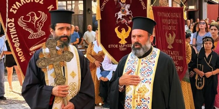 Κωνσταντία Αλμωπίας: Με κατάνυξη η υποδοχή του Τιμίου Σταυρού του Αταπαζάρ