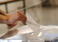 Δημοσκόπηση: Στο 9,3% η διαφορά ΝΔ – ΕΛΑΣ, τρίτο το ΠΑΣΟΚ και πτώση για Καρυστιανού – «Κλειδί» οι αναποφάσιστοι