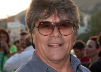 Μετά από δύο δεκαετίες ο Πάνος Μιχαλόπουλος επιστρέφει στην τηλεόραση – Θα πρωταγωνιστήσει σε νέα σειρά