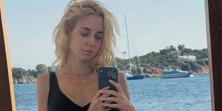 Η Δούκισσα Νομικού με μαύρο μπικίνι – Δείτε τις ολόσωμες φωτογραφίες της
