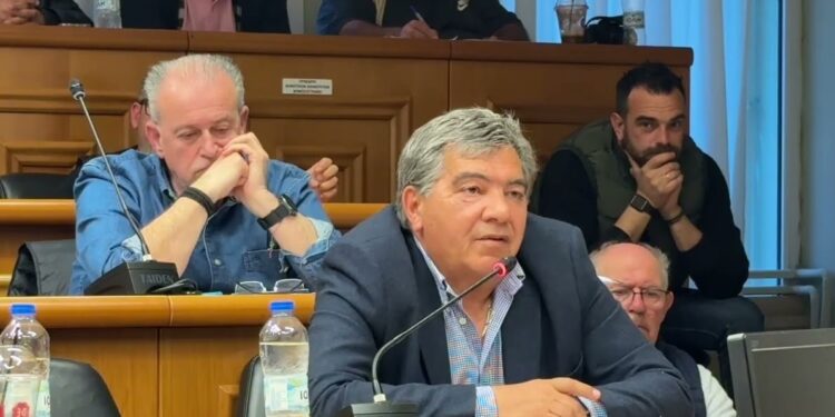 Στο σκοτάδι οι αγρότες της Αλμωπίας, μετά την επίσκεψη-κοροϊδία του Χατζηδάκη στους Προμάχους – Οι υποσχέσεις έμειναν στα λόγια