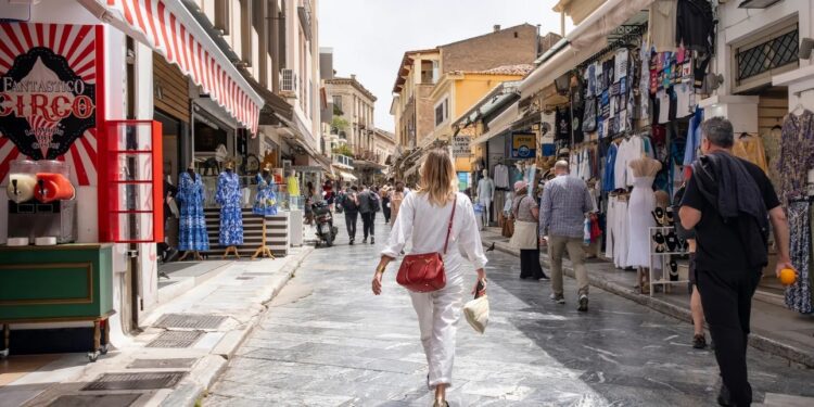 «Σβήνει» 6 δισ. ευρώ παλιά χρέη η Εφορία: Τι αλλάζει για λογαριασμούς, ενημερότητα και κατασχέσεις