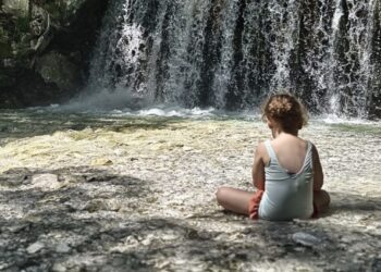 Γιατί όλοι μιλούν για τα Λουτρά Πόζαρ – Η εικόνα που έγινε «διαφήμιση» της Αλμωπίας