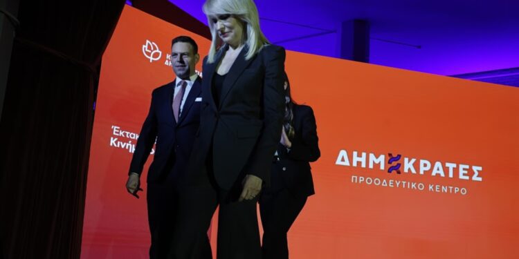«Καλό δρόμο, Θεοδώρα»: Το μήνυμα των Δημοκρατών του Κασσελάκη στην Τζάκρη και οι αιχμές για το νέο της κόμμα