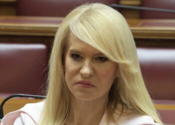 Έσκασε η «βόμβα»: Αποχώρησε η Θ. Τζάκρη από το κόμμα του Στ. Κασσελάκη