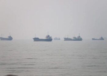 Το Ιράν έκλεισε ξανά τα Στενά του Ορμούζ και χτύπησε πλοίο με σημαία Κύπρου, αγνοείται ναυτικός