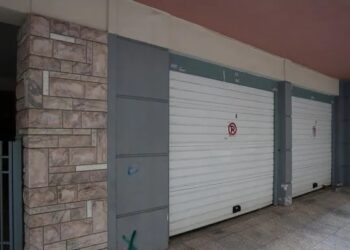 Αναπάντητα ερωτήματα για το ζευγάρι που βρέθηκε νεκρό στο γκαράζ – Φως στα αίτια θανάτου θα ρίξουν οι τοξικολογικές