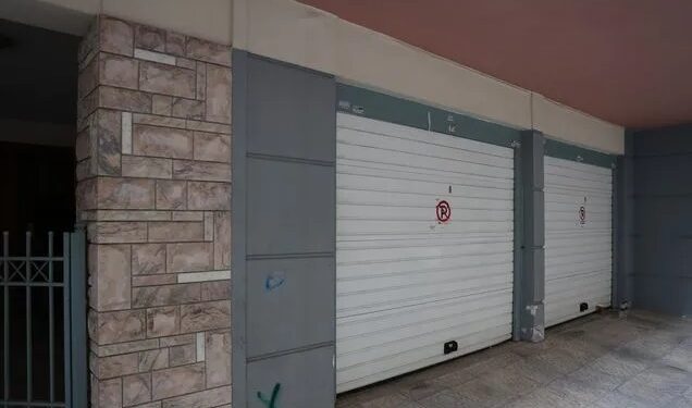 Αναπάντητα ερωτήματα για το ζευγάρι που βρέθηκε νεκρό στο γκαράζ – Φως στα αίτια θανάτου θα ρίξουν οι τοξικολογικές