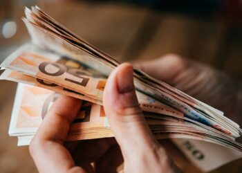 Ξεμπλοκάρουν κατασχεμένοι τραπεζικοί λογαριασμοί: Ποιοι μπορούν να πάρουν πίσω την πρόσβαση στα χρήματά τους