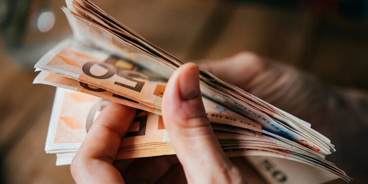 Ξεμπλοκάρουν κατασχεμένοι τραπεζικοί λογαριασμοί: Ποιοι μπορούν να πάρουν πίσω την πρόσβαση στα χρήματά τους
